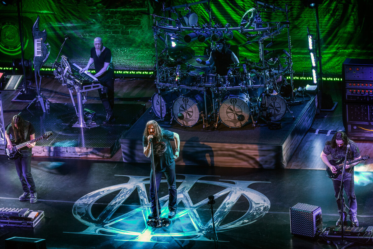 На фото одна из лучших мировых групп в жанре Progressive Metal - DREAM THEATER, созданная тремя студентами музыкального колледжа Berklee в Бостоне, что уже говорит о высоком уровне подготовки исполнителей, прекрасно знающих музыкальную теорию и обладающих огромной практикой за плечами. Плохо владеющие инструментами музыканты просто не смогут работать в темпе обработки гигантского количества в том числе и сложной нотной информации.