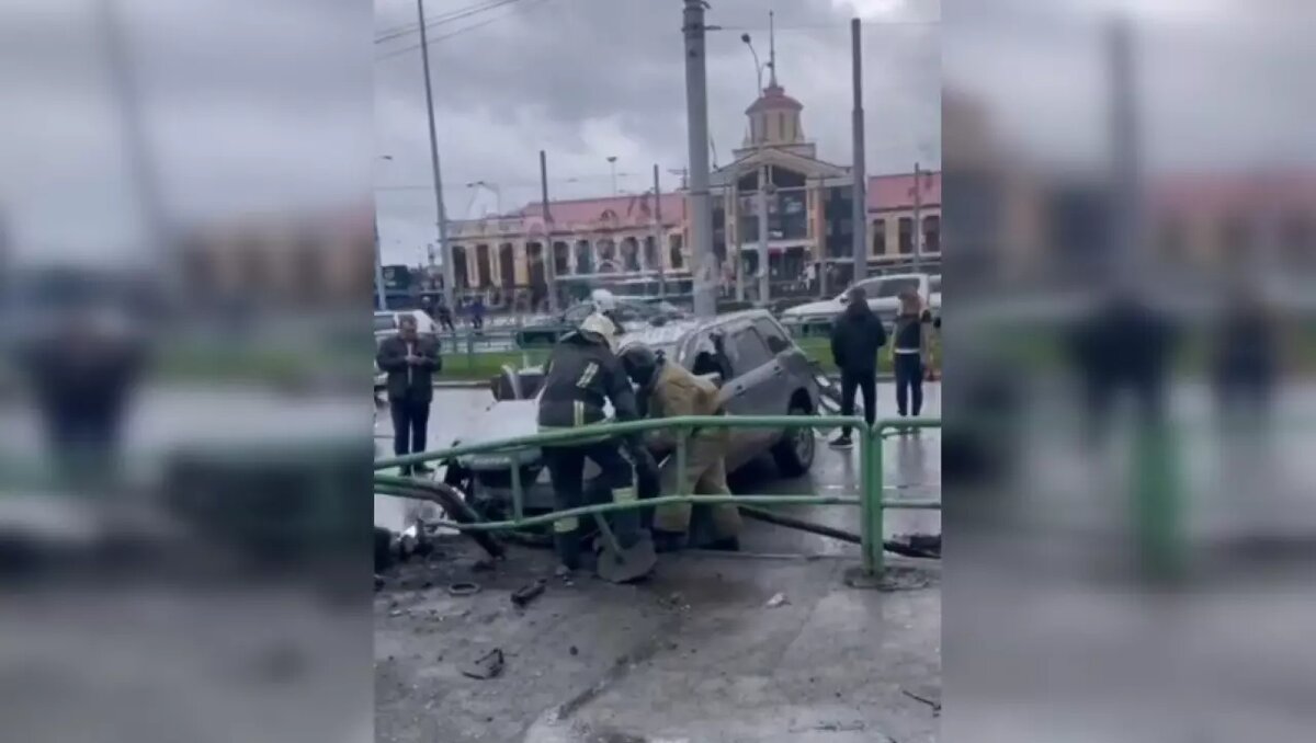 В Новокузнецке водитель легковушки на скорости врезался в ограждение |  Properm.ru | Дзен