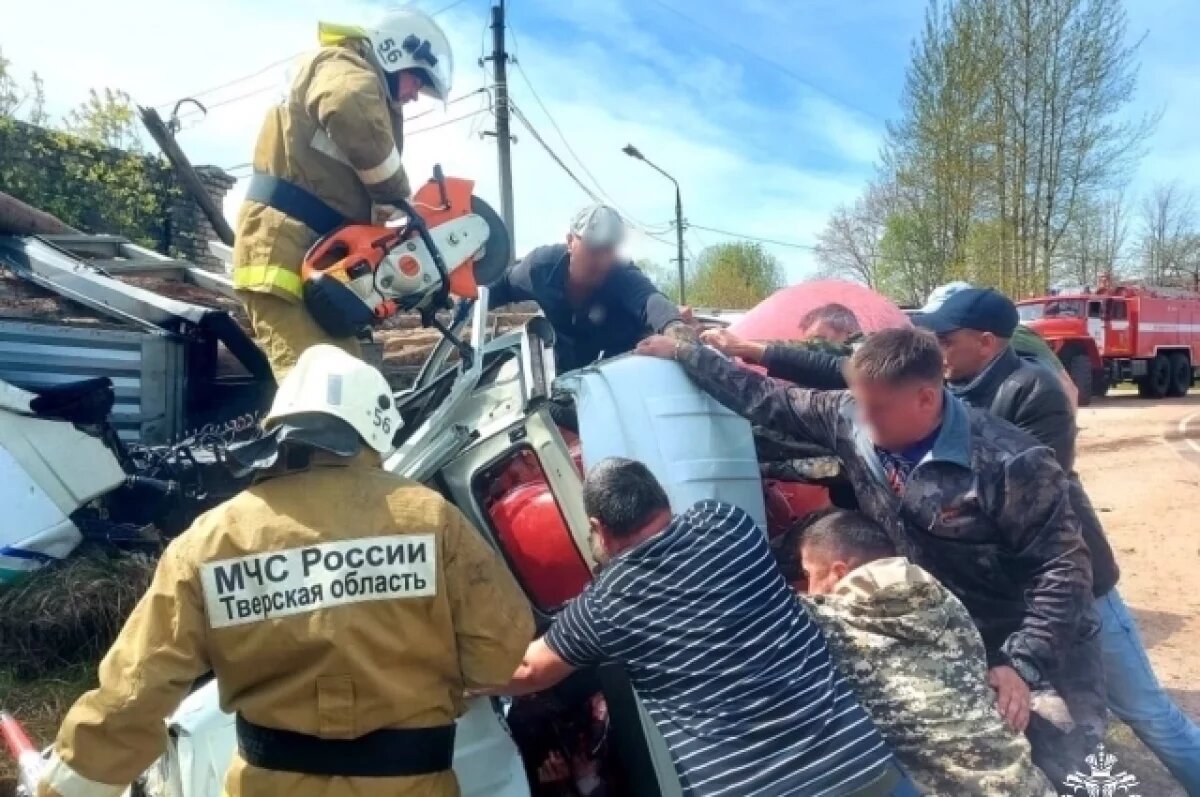    В Тверской области столкнулись тягач и грузовик, пострадали 2 человека