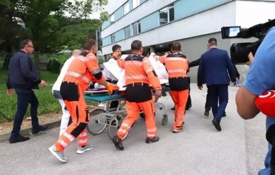 Медики везут Фицо на экстренную операцию. Фото: brief