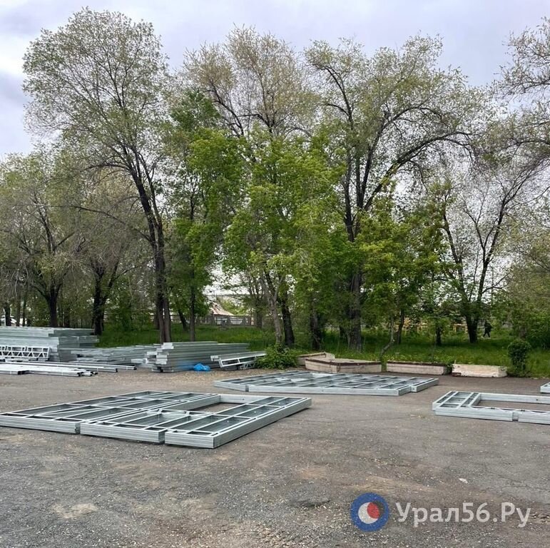    В Центральном парке Орска начали сборку выставочных домов для жителей, потерявших жилье во время паводка