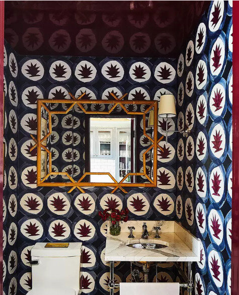 Яркая вызывающая плитка в ванной комнате.