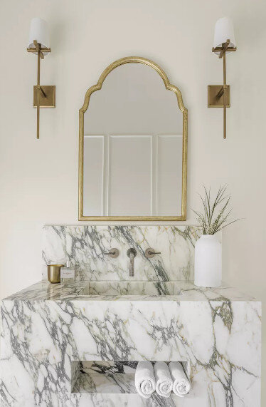 Сочетание золота и мрамора в ванной комнате.
