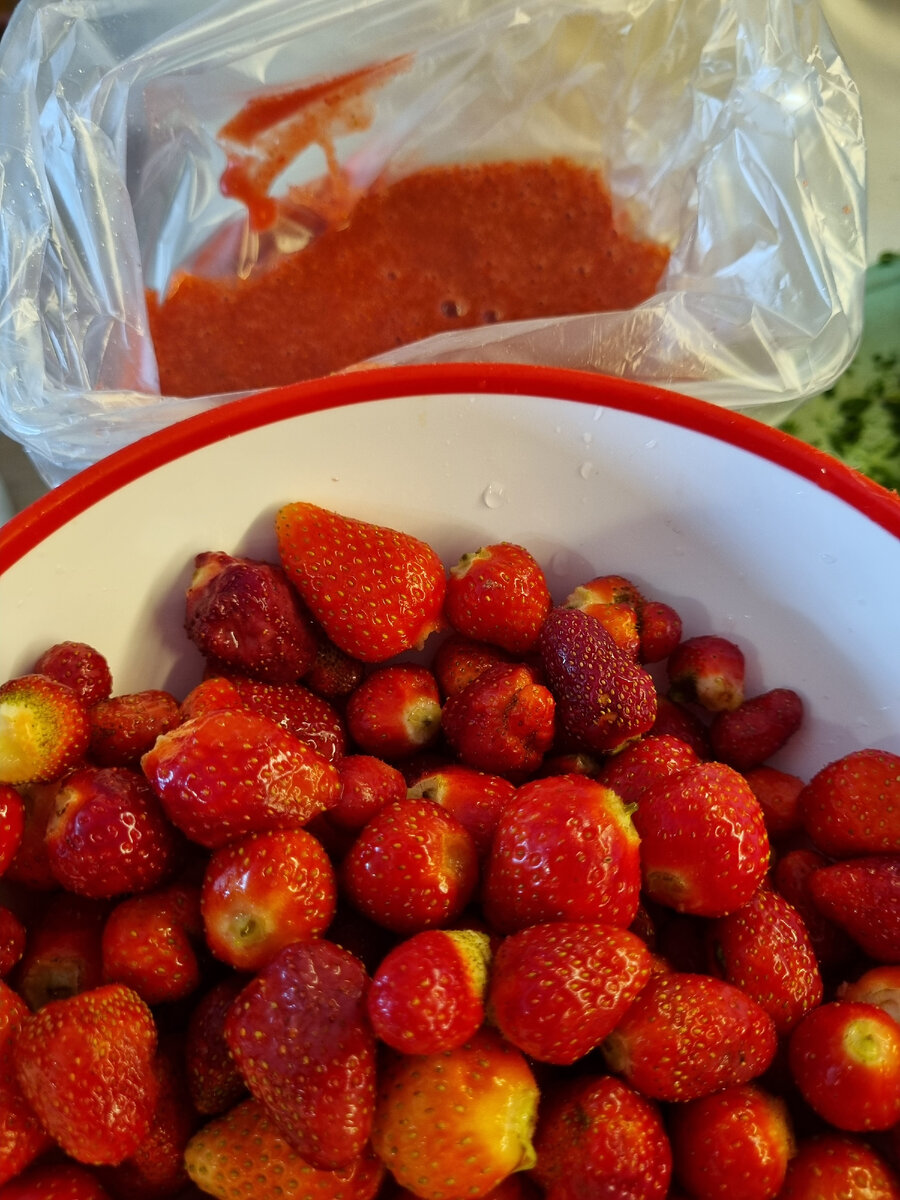 Ягодки и взбитые блендером ягодками