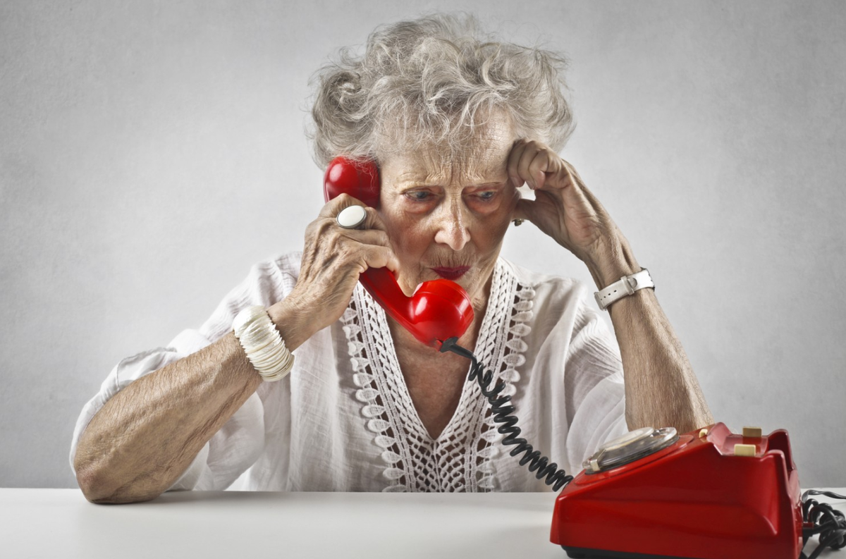 Маме больше не на кого стало "сливать" свой негатив. На том конце провода с ней разговаривал незнакомый ей человек и говорил ей какие-то несуразные вещи, в которые она отказывалась верить. Иллюстрация. Источник изображения: https://www.factroom.ru/wp-content/uploads/2017/09/aunt-tel.jpg