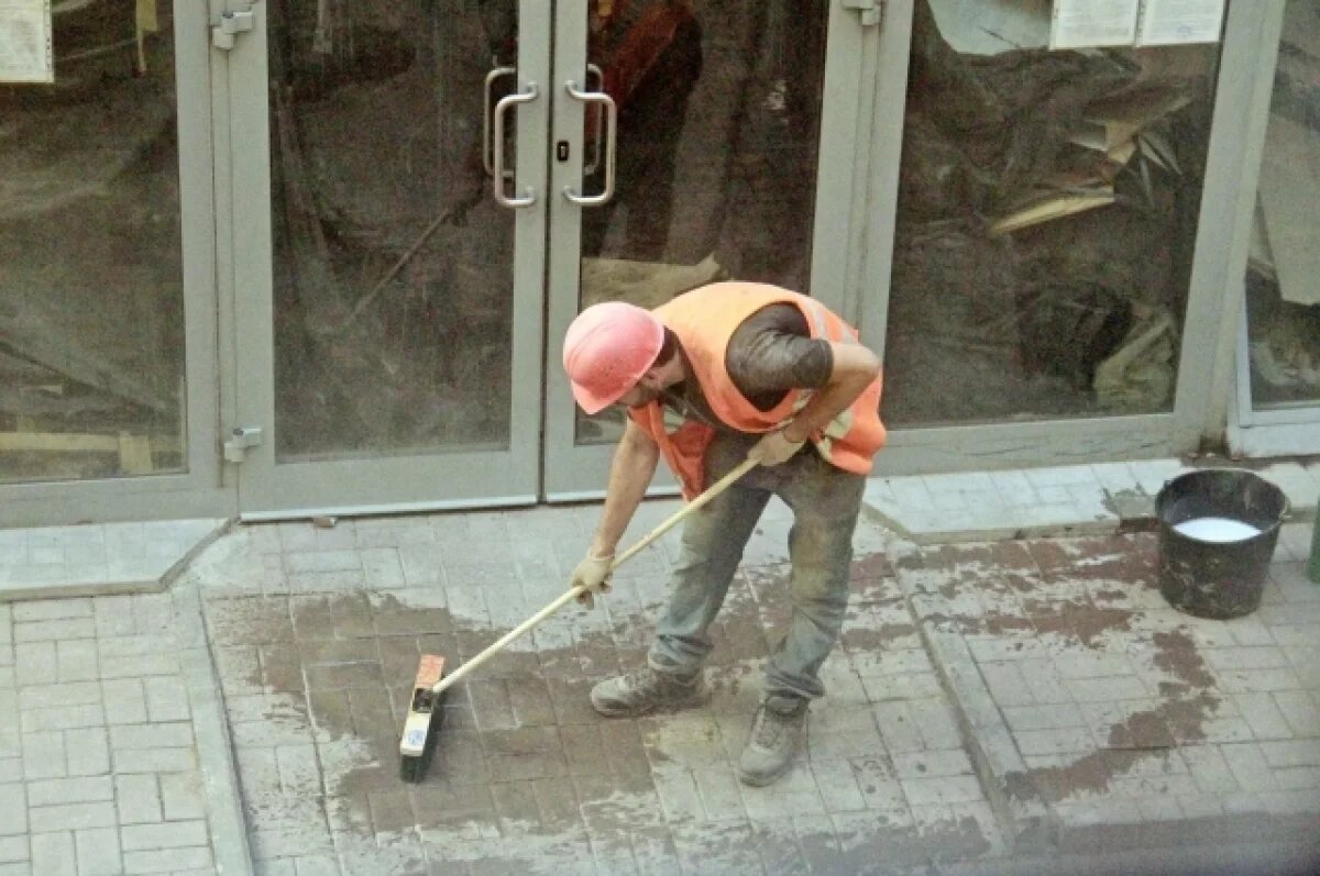    В Томской области директор фирмы незаконно зарегистрировал 6 мигрантов