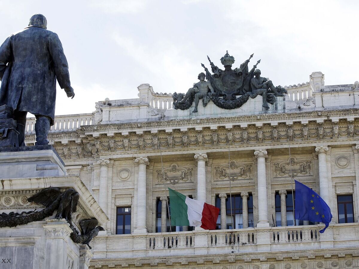    Флаги Италии и Евросоюза на здании в Риме© AP Photo / Gregorio Borgia