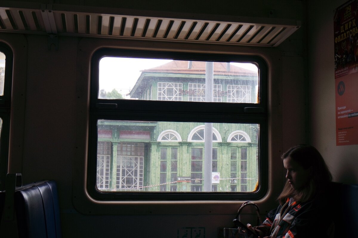 за окном станция Минутка