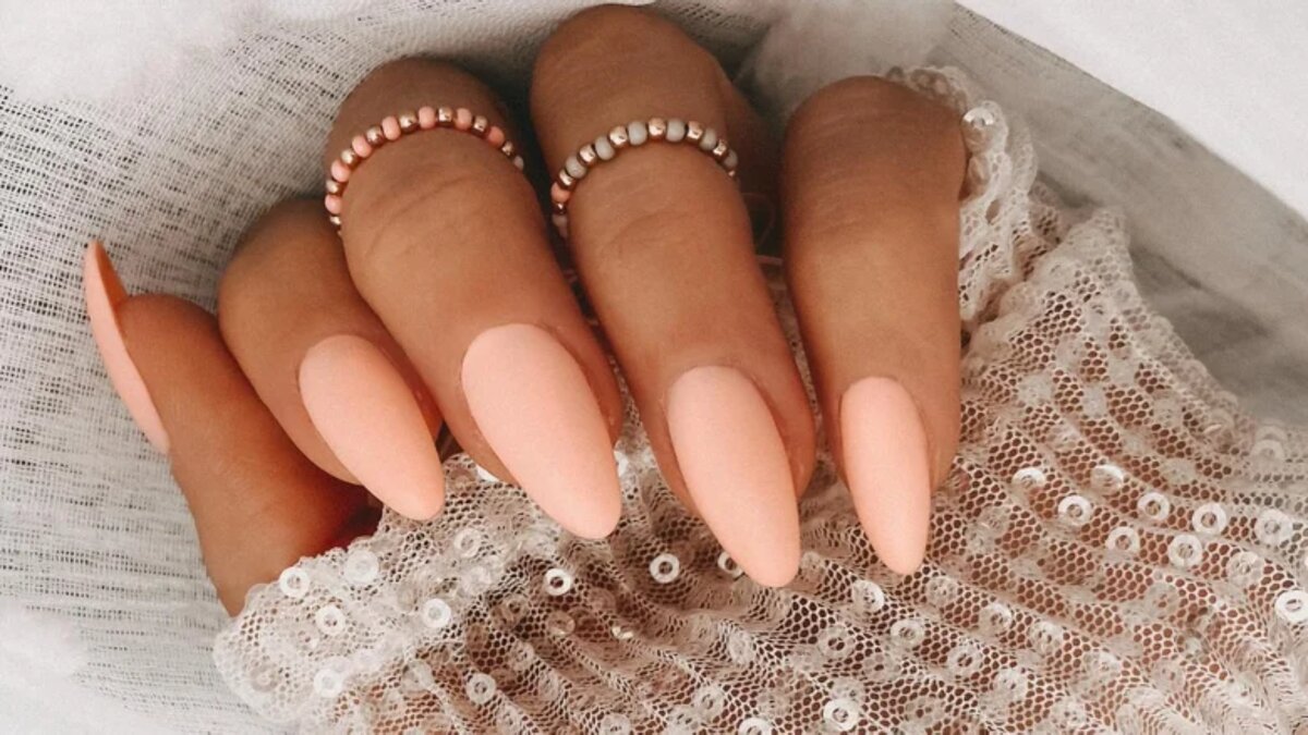 Вы не ошибетесь, если выберете кремово-персиково-розовые оттенки для ногтей, и Институт цвета Pantone поддерживает этот вариант.