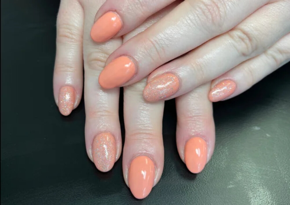 Вы не ошибетесь, если выберете кремово-персиково-розовые оттенки для ногтей, и Институт цвета Pantone поддерживает этот вариант.-6