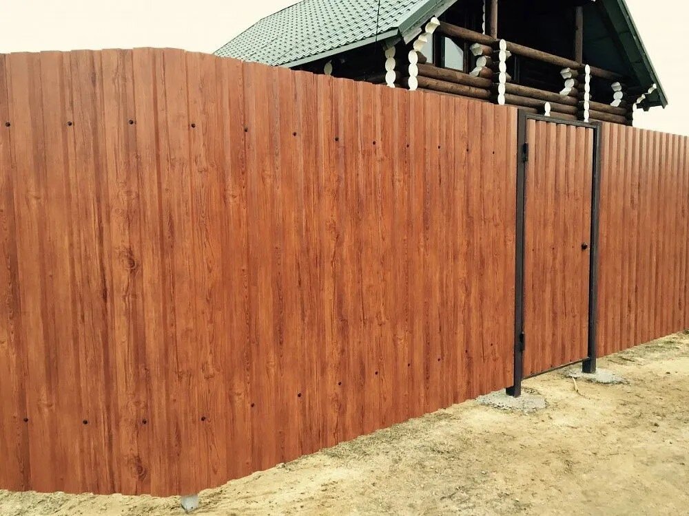 Забор из профнастила с текстурой дерева