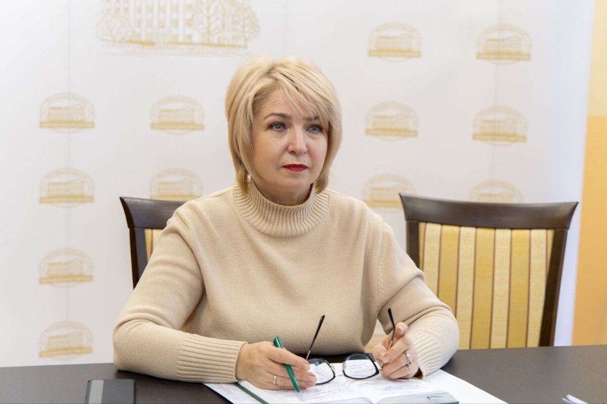 Депутат назвала активистку курицей. Потому что та села в первый ряд перед ней. 
