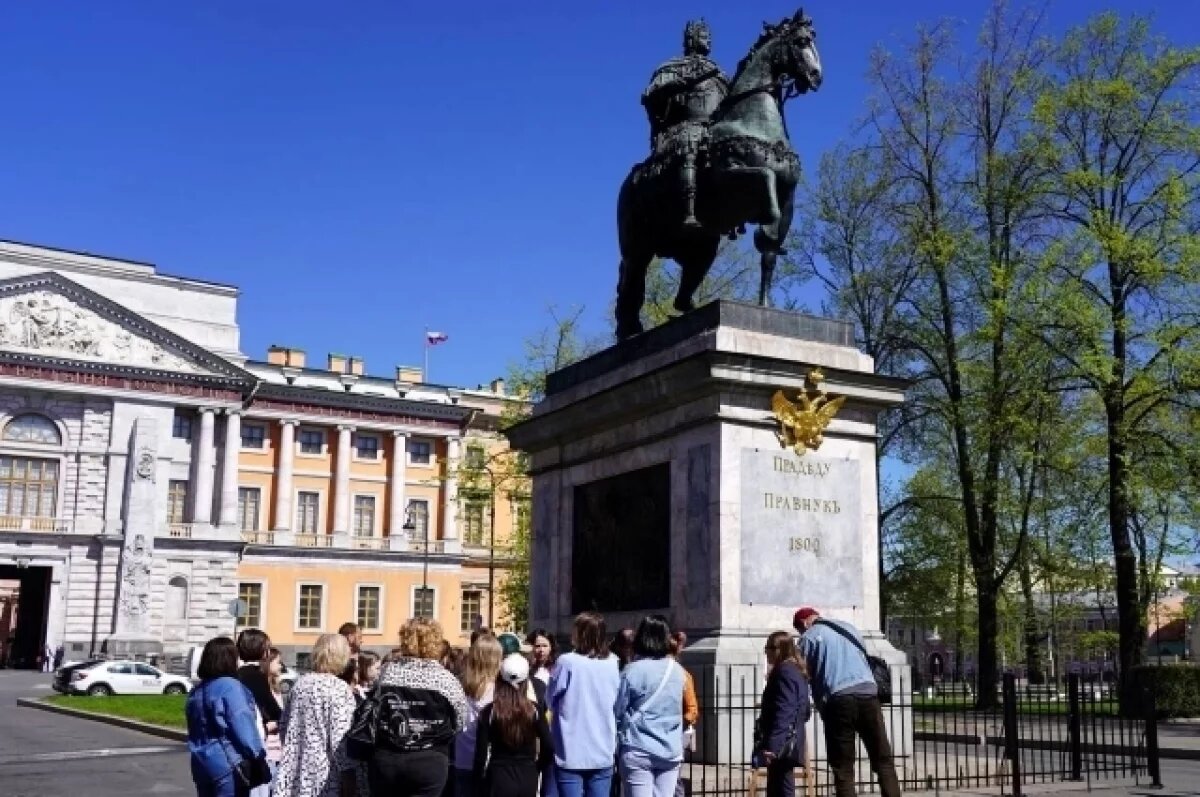    Памятник Петру I у Михайловского замка огородили решёткой от туристов