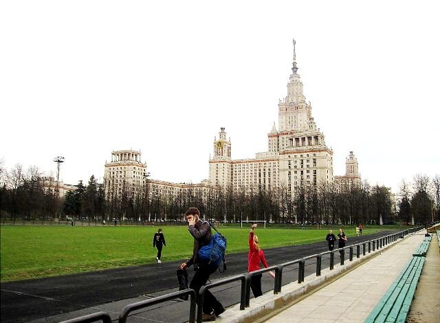 Стадион МГУ. Северная прямая (на кадре) всегда открыта встречному западному ветру, а южная всегда прикрыта от него (там уже попутного) величественной высоткой МГУ.