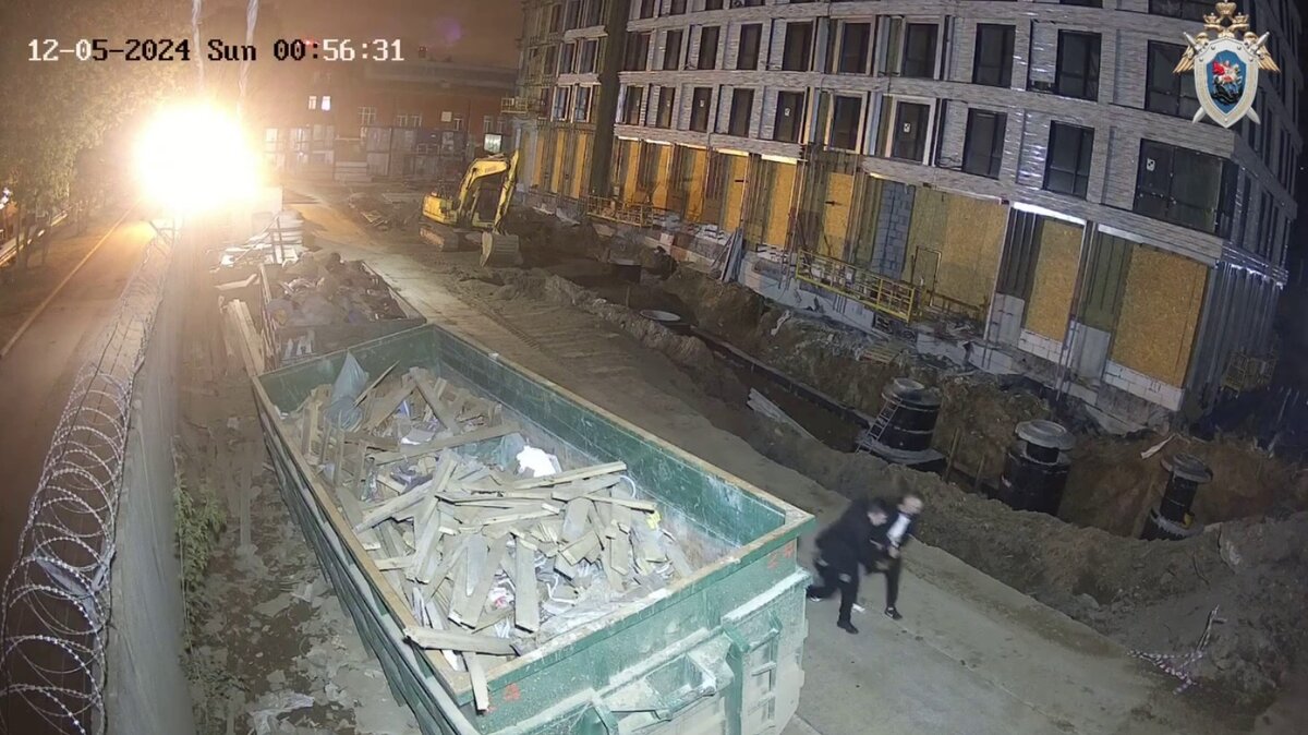 Кадр, где неизвестные тащат человека. Скриншот видео СК