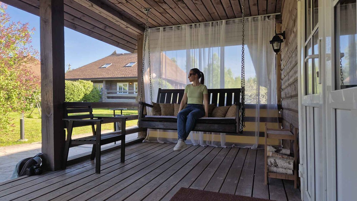 Отель "Арина Р" располагается в Пушкиногорском районе Псковской области в деревне Бугрово