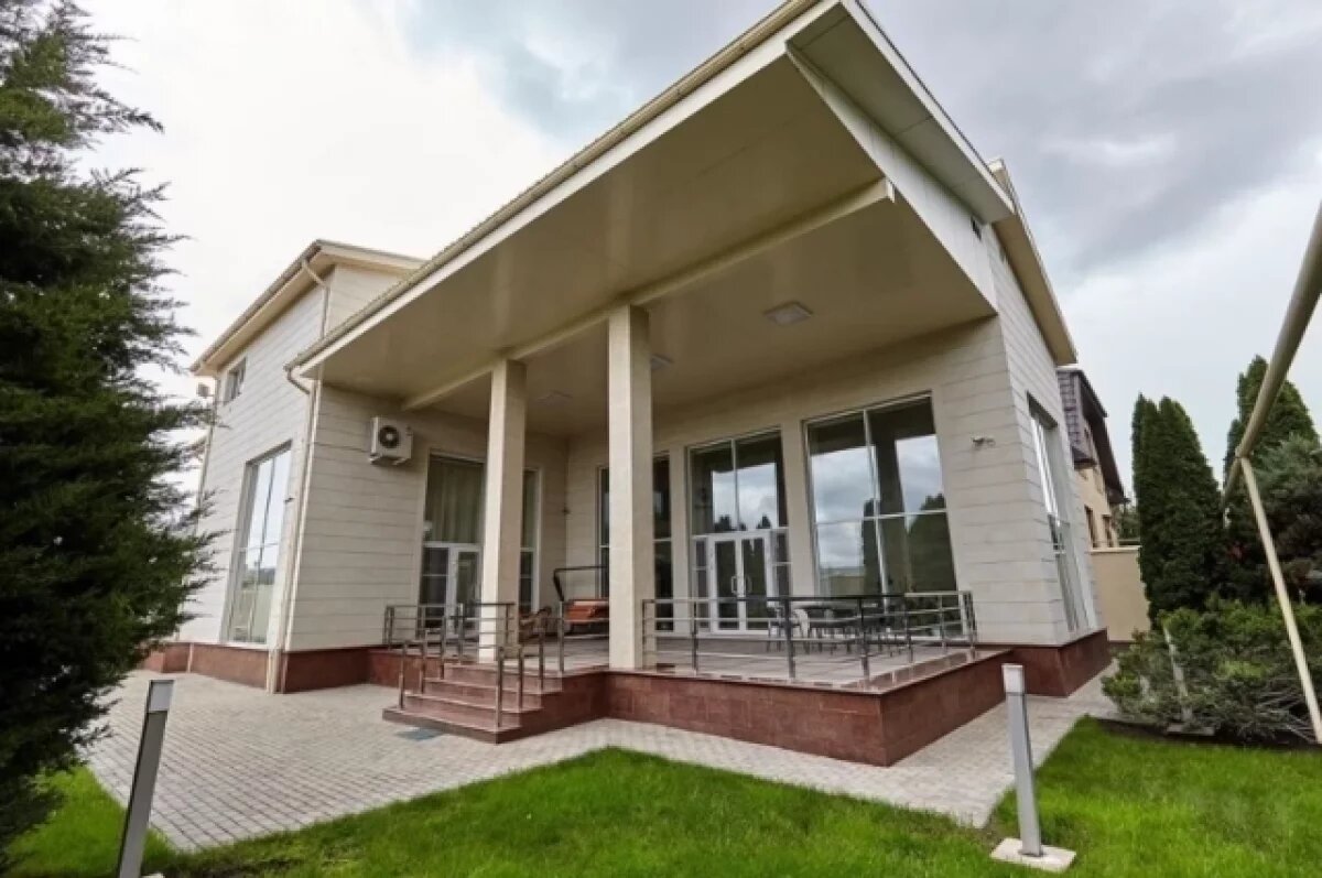    Сестра жены экс-главы кадров МО РФ срочно продает дом за 125 млн рублей