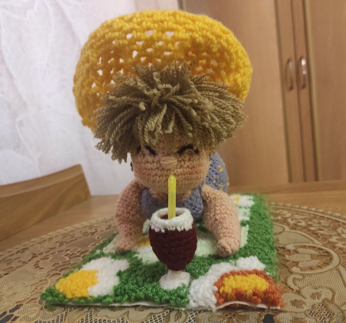 Листайте страницы галереи. Купальщица (Дачница). Амигуруми. Зелёный ковёр выполнен в стиле "ковровая вышивка"