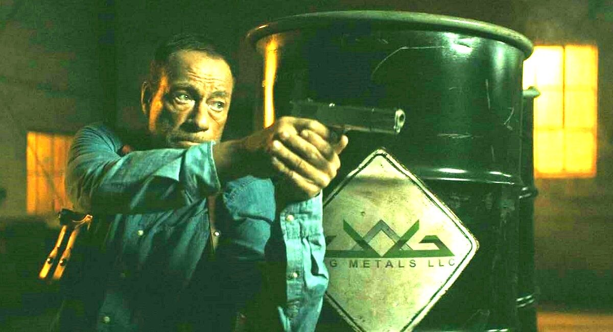 "Продам бочку из кинофильма "Двойной удар". С автографом Боло Йена и вмятиной от ноги Ван Дамма. Недорого. Перекупщикам не звонить". 