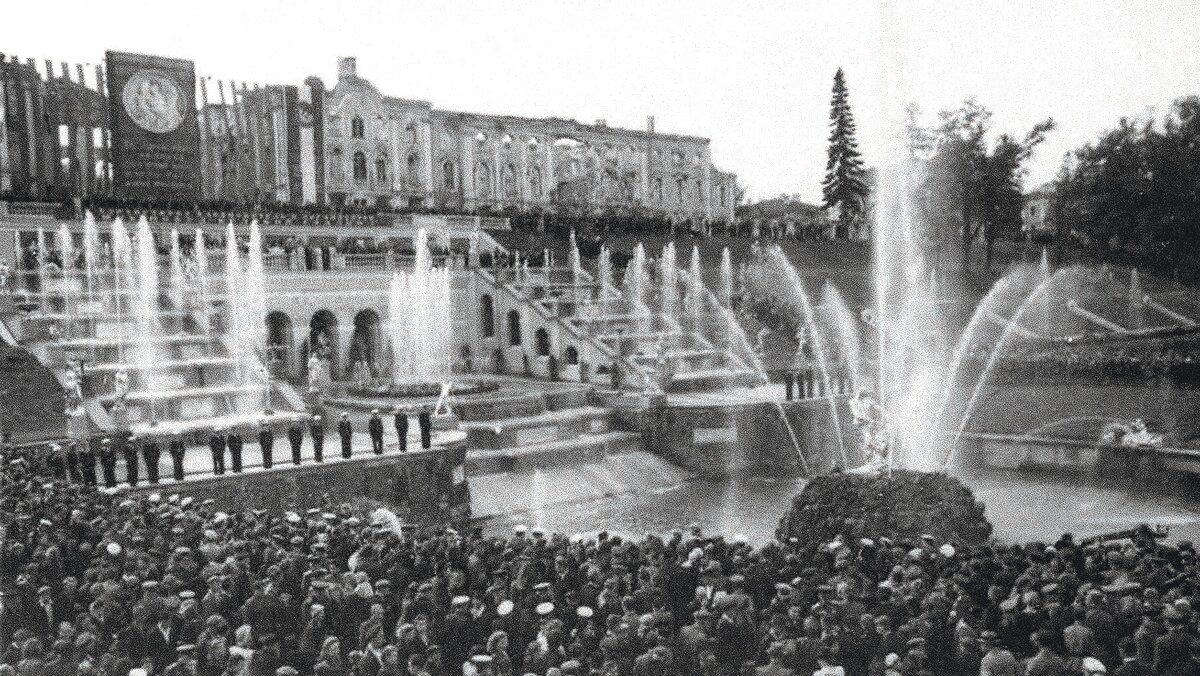 1943, Russie, Leningrad, Des officiers allemands devant les ruines du "Peterhof"