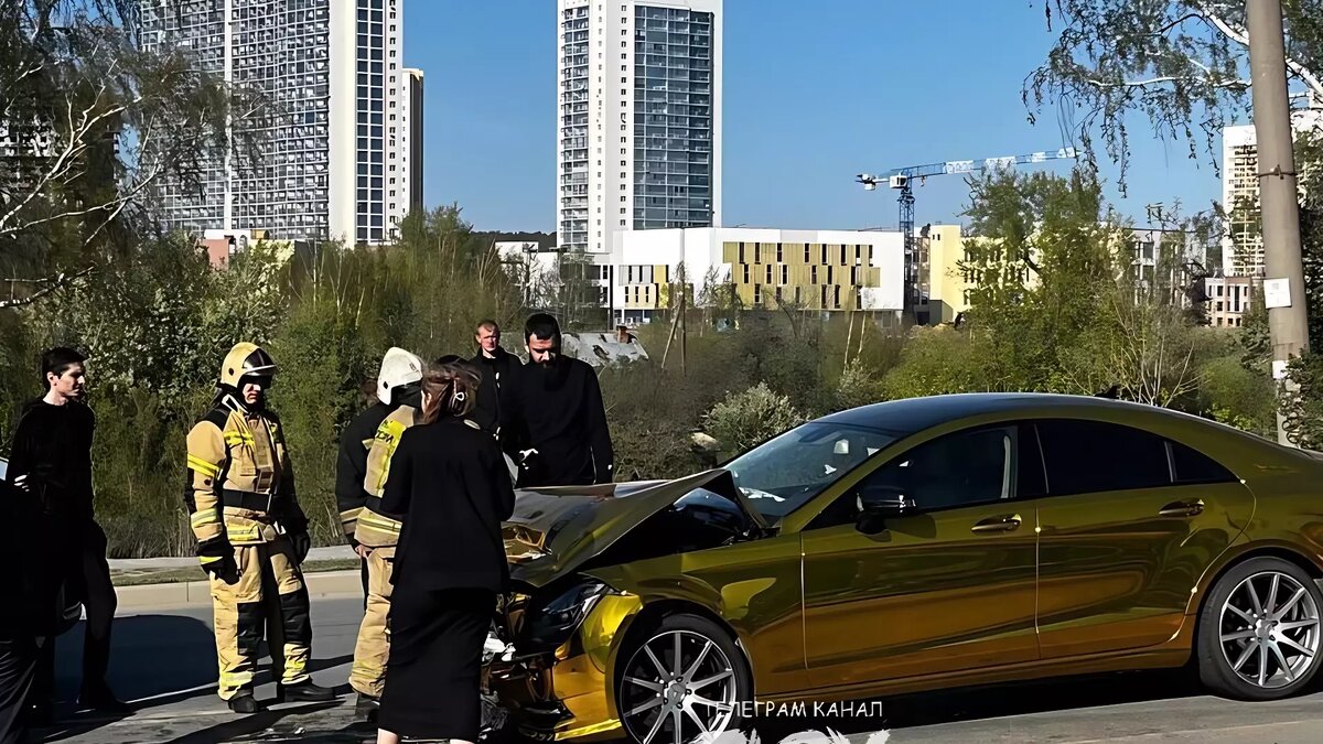 Передок всмятку: «золотой» Mercedes-Benz попал в жесткое ДТП в  Екатеринбурге | Новости Тагила TagilCity.ru | Дзен