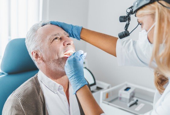 Причиной появления типуна может быть инфекция, рассказал aif.ru стоматолог Владимир Лосев. По его словам, небольшие образования на языке связаны с травмами сосочков органа полости рта.