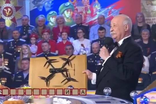    Участник СВО принес на программу «Поле чудес» сбитый дрон и подарил его Якубовичу