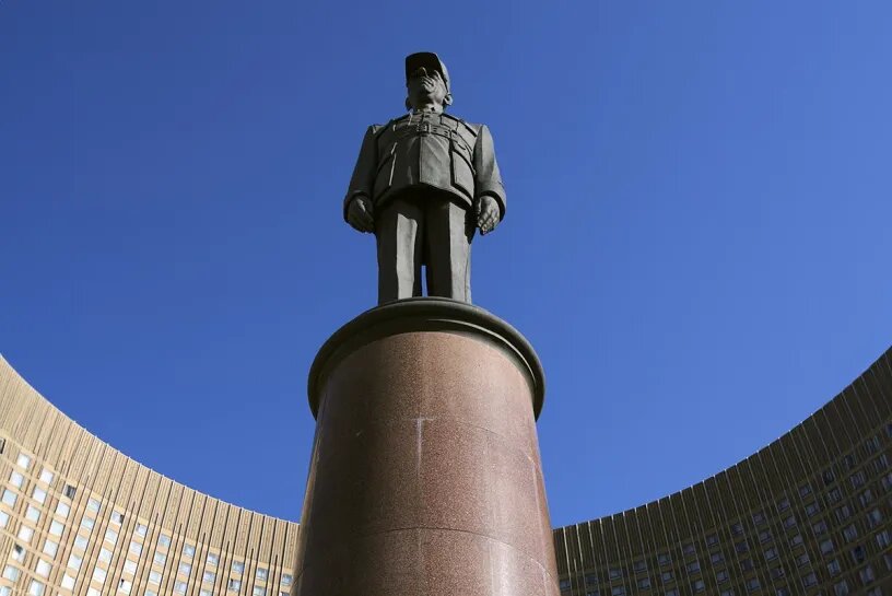 В 2005 году возле входа в отель был установлен величественный памятник Шарлю де Голлю, созданный Зурабом Церетели. Его высота составляет 18 метров, включая 10-метровый постамент и восьмиметровую скульптуру.