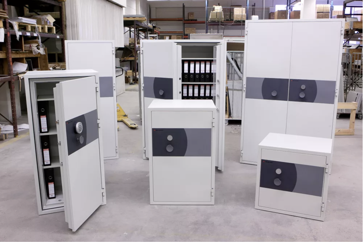 Фотосессия перерожденных корейских сейфов (в финской редакции – серия PK-400) после поступления на склад завода KASO – только настоящие финны не заморачиваются папки нормально поставить