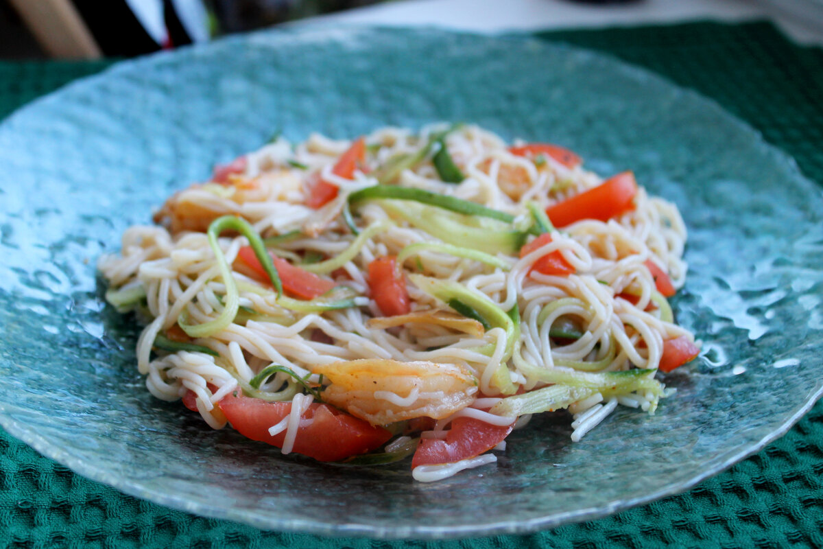 Если вы любите легкие, но сытные и вкусные салаты, этот рецепт подойдет –  простой, быстрый, универсальный | Вкусная копилка: рецепты для начинающих |  Дзен