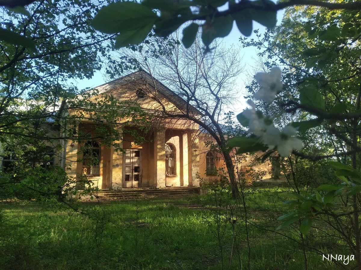 Издалека здание и сейчас выглядит привлекательно.