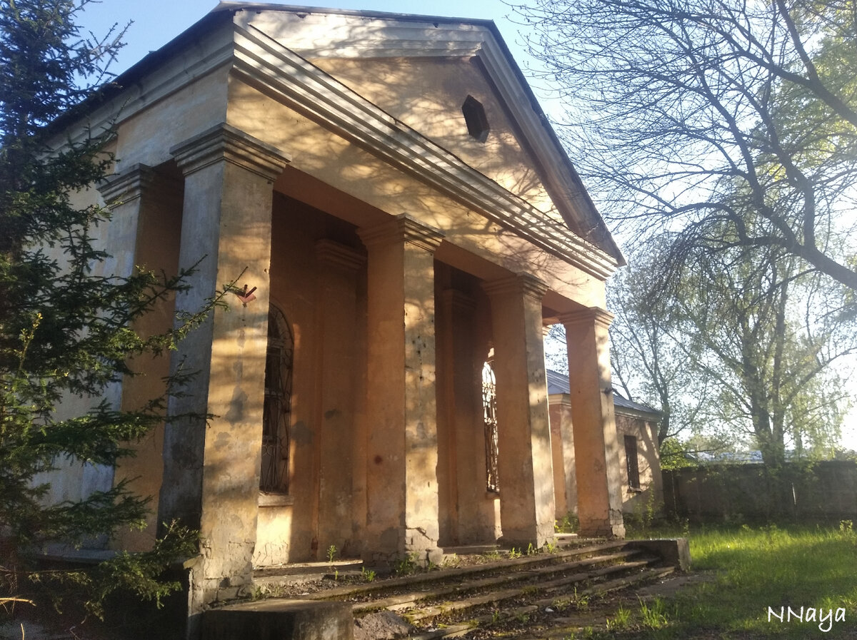 Если подойти ближе, становятся видны следы разрушения.