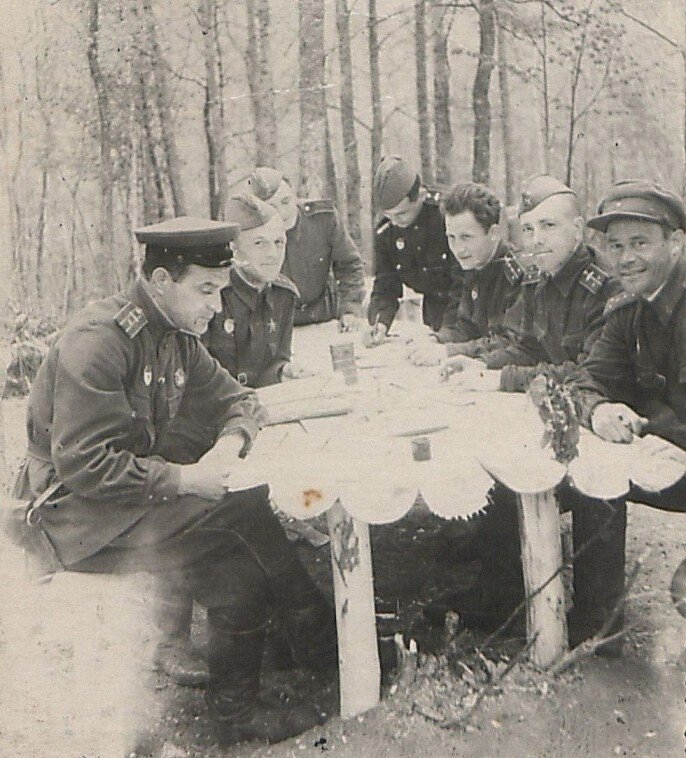 Лейтенант Кузнецов (крайний справа) с боевыми товарищами