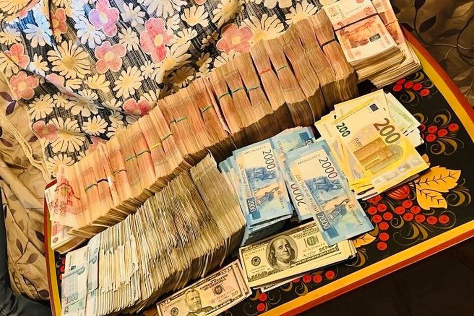    Главного таможенного инспектора задержали в Петербурге из-за посредничества во взяточничестве. Фото: ГСУ СК России по Петербургу