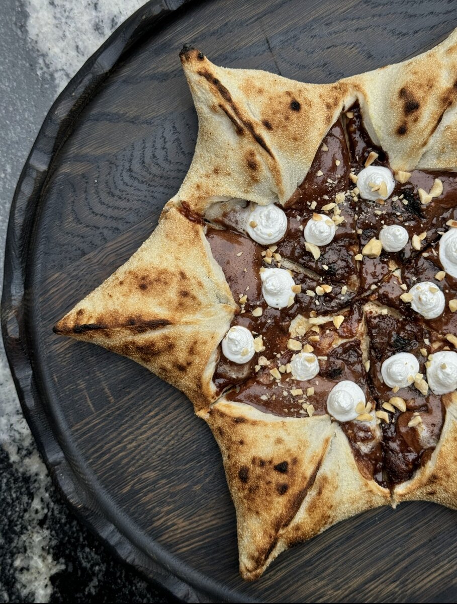 Пицца с домашней нутеллой, кокосовыми сливками и лесным орехом