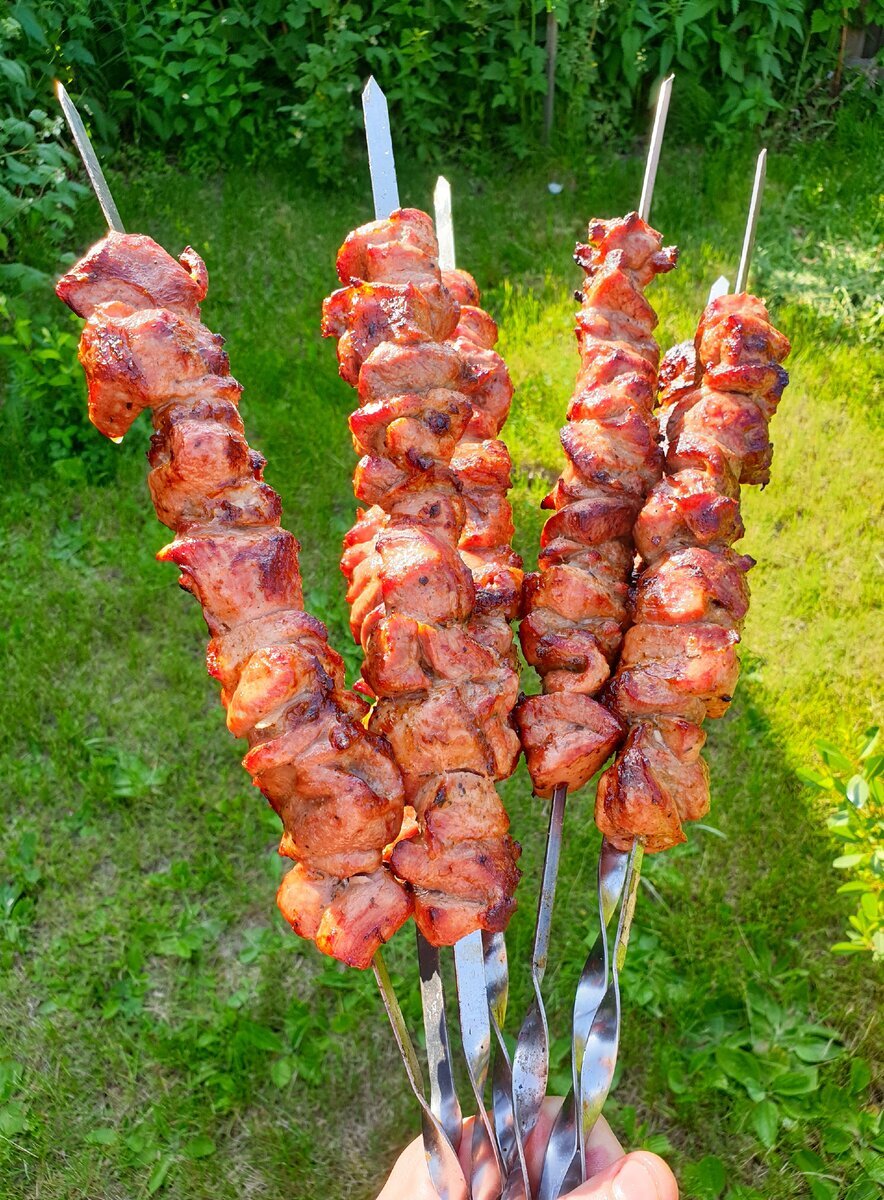 Как замариновать шашлык из свинины, чтобы мясо стало мягким, сочным и очень вкусным? Существует множество способов, простых и не очень. Мы собрали самые интересные маринады для шашлыка из свинины: базовые, народные, посложнее и поинтереснее с травами и пряными специями.                                         
1) Маринад с майонезом и луком.Самый народный маринад для шашлыка из свинины.
Ингредиенты:

Шашлык из свиной шеи — 1 кг

Репчатый лук — 2 шт.

Сметана — 200 г

Майонез — 50 г

Чеснок — 2–3 зубчика

Орегано, тимьян — по вкусу
Приготовление:
Нарезать лук полукольцами; смешать сметану и майонез, раздавить туда же зубчики чеснока и добавить лук, орегано и тимьян. замариновать шашлык из свинины в этой смеси в течение 5 часов.

2) Маринад с кефиром и горчицей для свинины
Идеальный маринад для любого мяса: в нем сочетаются ингредиенты, делающие шашлык очень мягким и сочным, а также травы, придающие ему аромат.
Ингредиенты:

Шашлык из свиной шеи — 1 кг

Кефир 1%-ный — 1,5 стакана

Кинза — 10 веточек

Сухой кориандр — 3 ч. л.

Горчица (лучше дижонская) — 1 ч. л.

Томатная паста — 1 ч. л.

Соль — 1 ч. л.

Молотый черный перец — по вкусу
Приготовление:
Нарезать кинзу, смешать ее с кефиром. Добавить сухой кориандр, горчицу и томатную пасту, соль и перец, все тщательно размешать. Мариновать в этой смеси шашлык в течение 12 часов. 
3) Маринад с минералкой для шашлыка из свинины
Cамый быстрый и простой маринад для шашлыка.
Ингредиенты:

Шашлык из свиной шеи — 1 кг

Репчатый лук — 200 г

Минеральная газирования вода — 150 мл

Соль — 1 ч. л.

Молотый черный перец — по вкусу

Мускатный орех — по вкусу

Смесь ароматных трав — по вкусу
Приготовление:
Нарезать лук полукольцами и слегка отжать его руками. Перемешать мясо с луком, солью и перцем, руками втереть все в поверхность свинины. Залить шашлык минеральной газированной водой, добавить мускатный орех и смесь трав. Накрыть мясо пленкой и оставить в маринаде на 1 час.
4) Маринад с пряностями для свинины
Специи для этого маринада можно выбирать на свой вкус, главное, чтобы они были яркими и насыщенными (как паприка, например).
Ингредиенты:

Шашлык из свиной шеи — 1 кг

Репчатый лук — 300 г

Растительное масло — 100 мл

Соль — 10 г

Паприка — по вкусу

Сухой чеснок — по вкусу

Тимьян — 1 веточка

Сухой перец чили — по вкусу
Приготовление:
Нарезать лук полукольцами, cмешать его с растительным маслом, солью и специями. Поместить в маринад шашлык из свинины, тщательно обмазать каждый кусок, чтобы вся поверхность мяса соприкасалась с маринадом. Оставить мариноваться на 2 часа. Затем мясо быстро промокнуть бумажным полотенцем и готовить. 