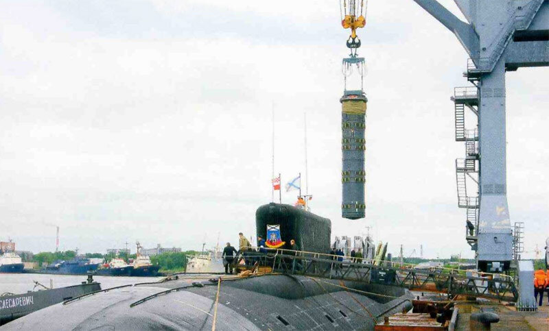 Погрузка межконтинентальной баллистической ракеты "Булава" (в транспортно-пусковом контейнере) на атомный подводный ракетный крейсер "Юрий Долгорукий". 2011-й год. Фото из открытых источников в сети Интернет