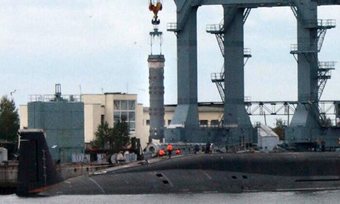 Погрузка межконтинентальной баллистической ракеты "Булава" (в транспортно-пусковом контейнере) на атомный подводный ракетный крейсер "Юрий Долгорукий". 2011-й год. Фото из открытых источников в сети Интернет