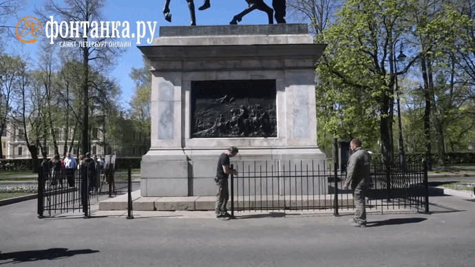 Памятник Петру I огородили забором из-за того, что его слишком много и часто терли на удачу. Сергей Михайличенко\ «Фонтанка.ру»