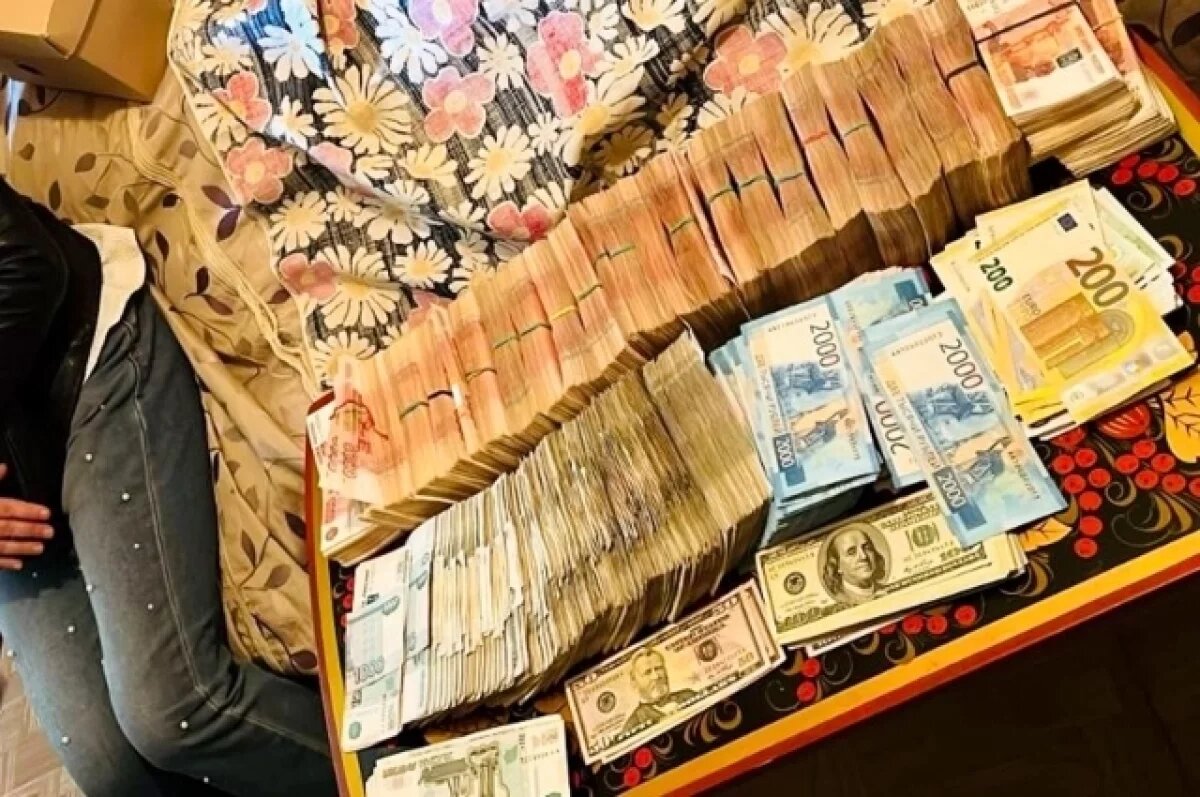    При обыске у таможенного инспектора в Петербурге нашли более 20 млн рублей