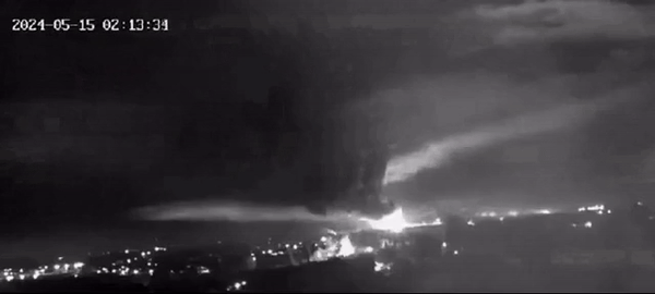 ОГРОМНЫЙ ПОЖАР, ВЫЗВАННЫЙ ПРОРВАВШИМИСЯ СКВОЗЬ НАШЕ ПВО "АТАКАМСАМИ". СКРИНШОТ С ТГ-КАНАЛА "ДВА МАЙОРА"