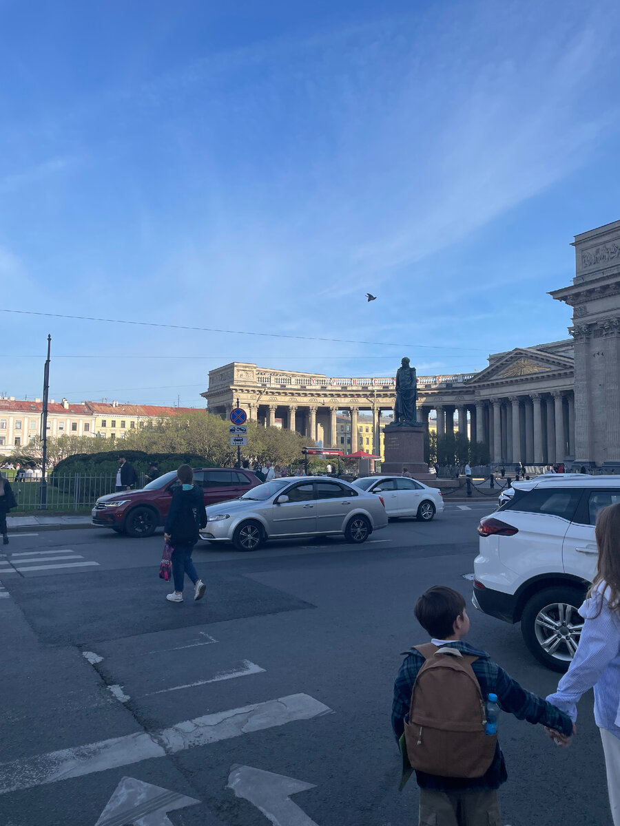 потому что там с наступлением тепла толпа и не пройти