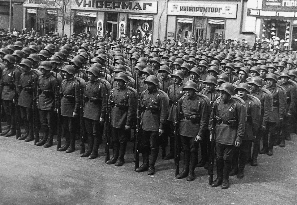 Иногда тиражируется мнение, что РККА в 1930-е годы была каким-то «колоссом», от которого прям все-все зависело. Читаешь современников... всё как-то наоборот получается. А уж у англо-французов оценки РККА были «стабильно низкие». 