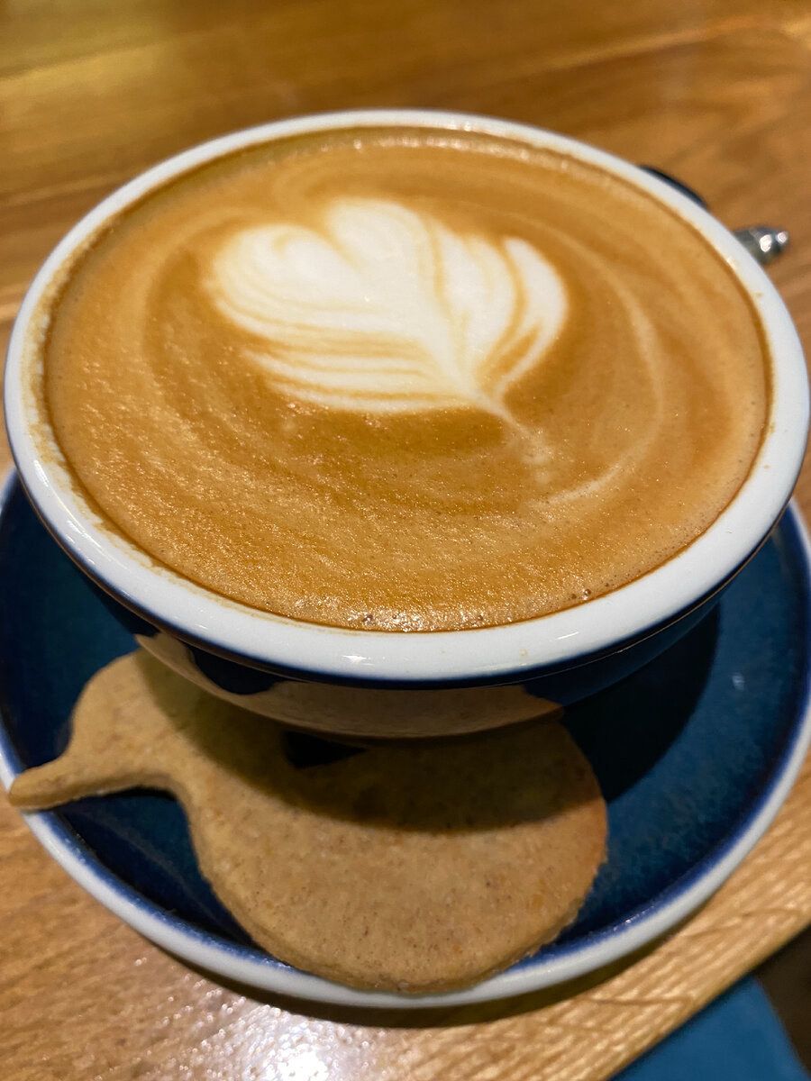 Фото автора. В «Lucky duck» во Владимире к кофе подают печенье в виде утки ))