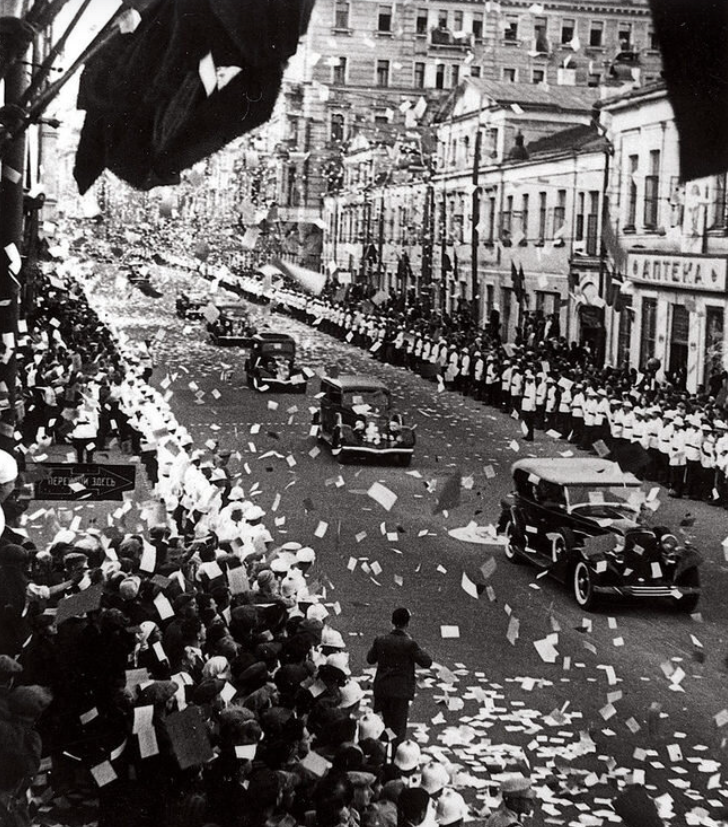 Торжественная встреча экипажа Валерия Чкалова в Москве 27 июля 1937 года. Источник фото - https://dzen.ru/a/Xx7RTM-Qxmd6y4rj
