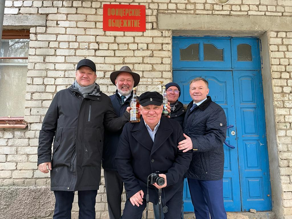  На фото - мои пилоты, воспитанники 12 омрап, которым я имел честь командовать   конце 80-х годов в гарнизоне Остров, Псковской губернии: Игорь Тульский, Россия; Игорь Ларьков, Калининград; Игорь Димидов, (штурман), Челябинск; Николай Пилипчук, Белоруссия; Юрий Лончаков, Москва, Звёздный. Отмечаем юбилей полка - 85 лет со дня основания в далёком 1938 г: