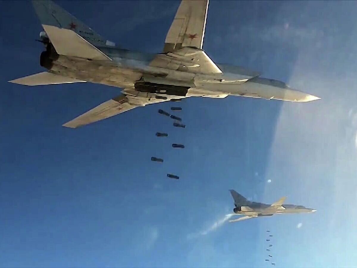    Бомбардировщики-ракетоносцы Ту-22МЗ Воздушно-космических сил России во время нанесения авиаудара по объектам ИГ в Сирии© РИА Новости / Министерство обороны РФ
