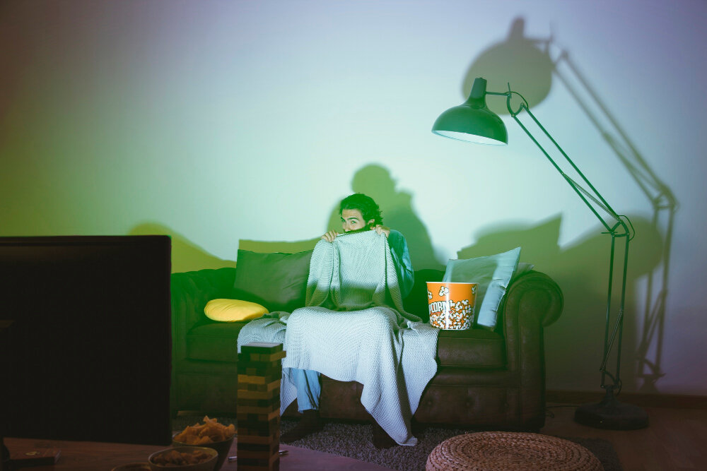 Просмотр фильмов ужасов (Источник изображения freepik.com)