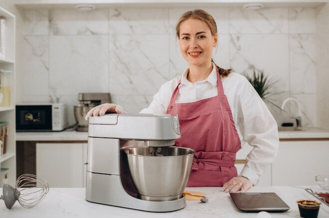 Планетарные миксеры используют для замешивания теста, глазури и других густых смесей. Фото: Shutterstock / FOTODOM