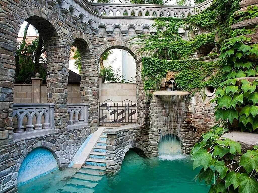 Самый, мне кажется,узнаваемый вид. Визитная карточка Старого парка, впрочем, как и самой Кабардинки.